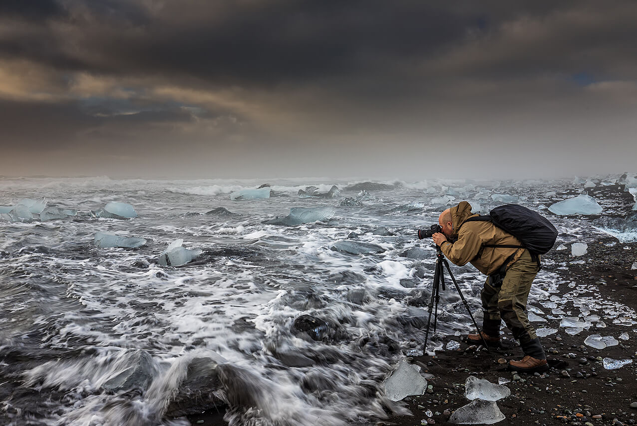 Fotograf bei einer Stativaufnahme am Diamond Beach