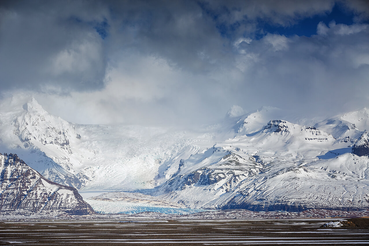 Panorama eines Gletscherausläufers auf dem winterlichen Island