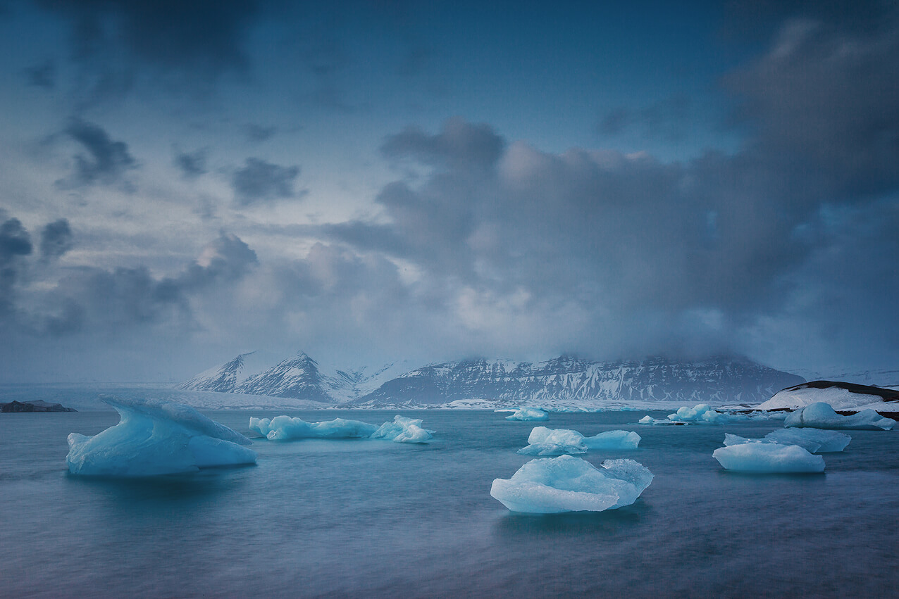 Treibende Eisberge auf der Gletscherlagune Jokulsarlon