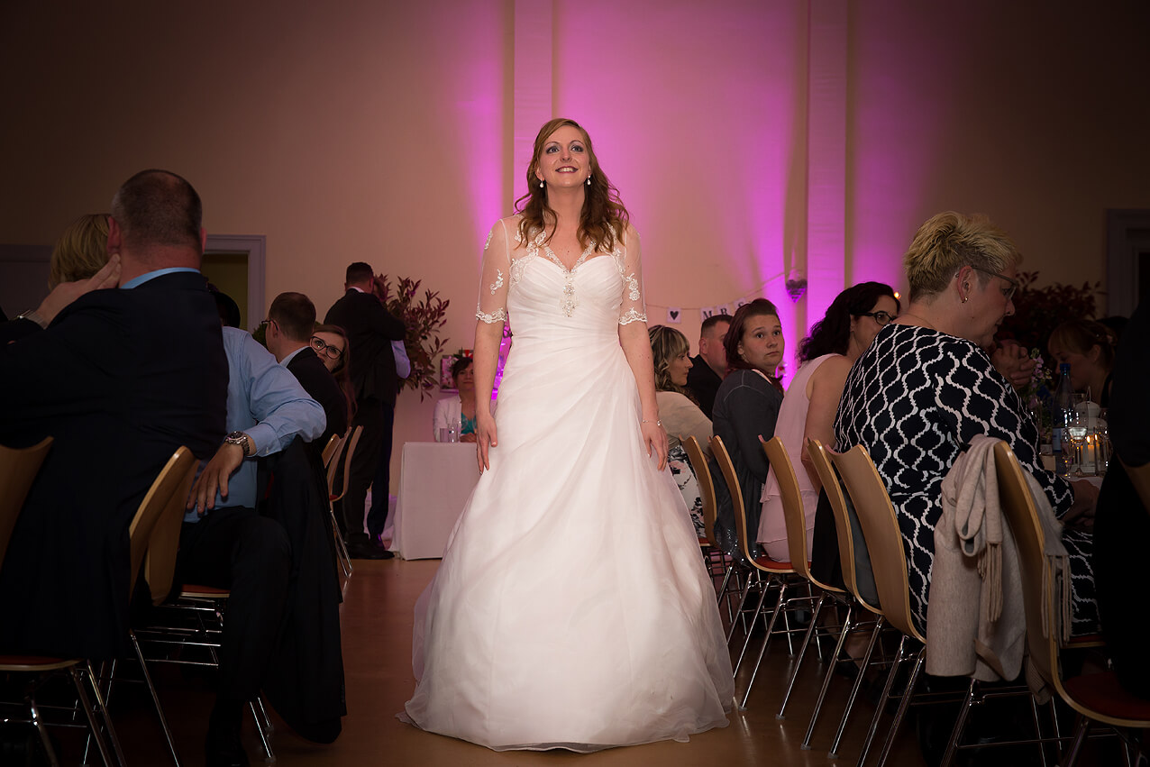 Die Braut wird nach vorne gebeten