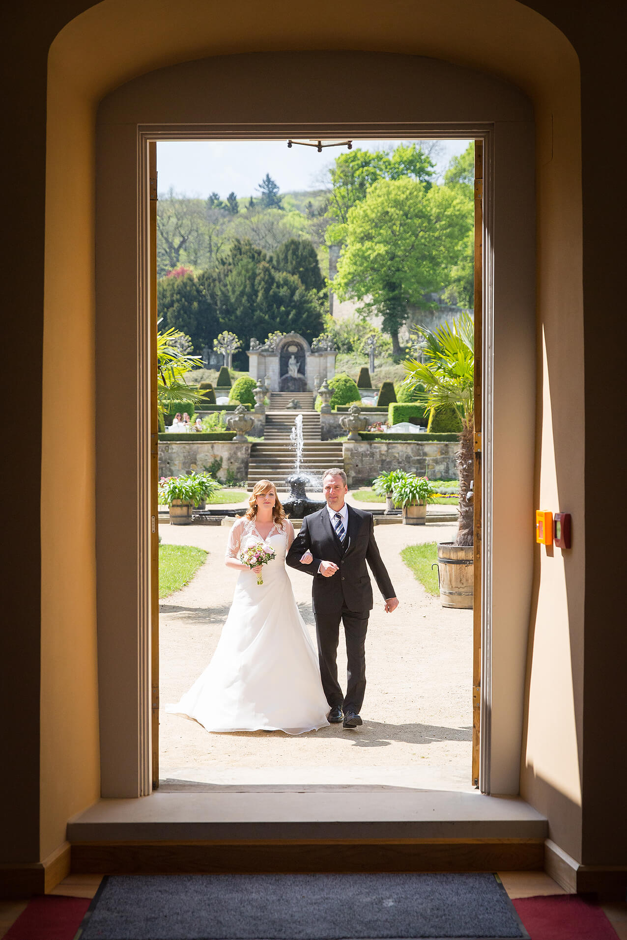 Der Brautvater begleitet seine Tochter zur Trauung im Schlosspark Blankenburg