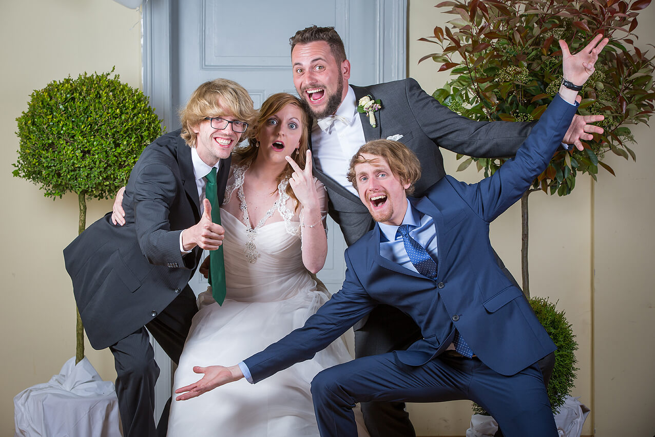 Alle Gäste wurden unter Studiobedingungen mit dem Brautpaar fotografiert