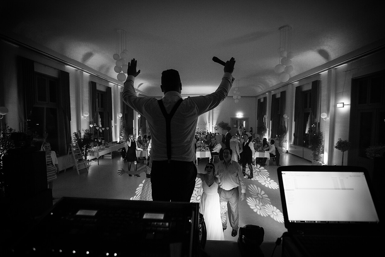 Bräutigam auf der Bühne. Hört mal alle her...