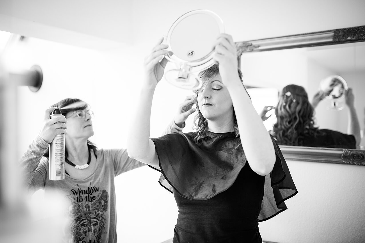 Während der Hochzeitsreportage entstanden: die Braut wird frisiert