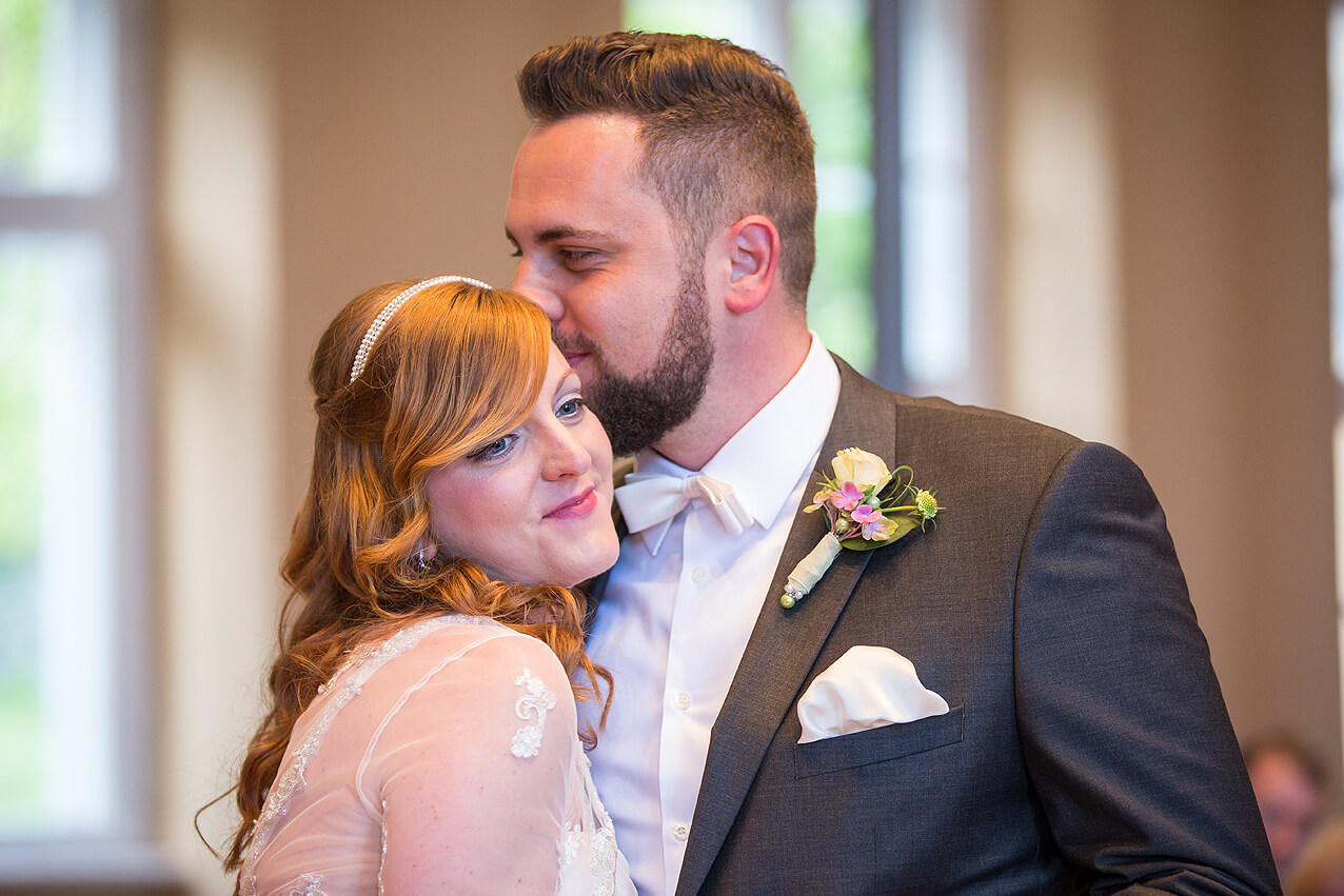 Brautpaar im Standesamt