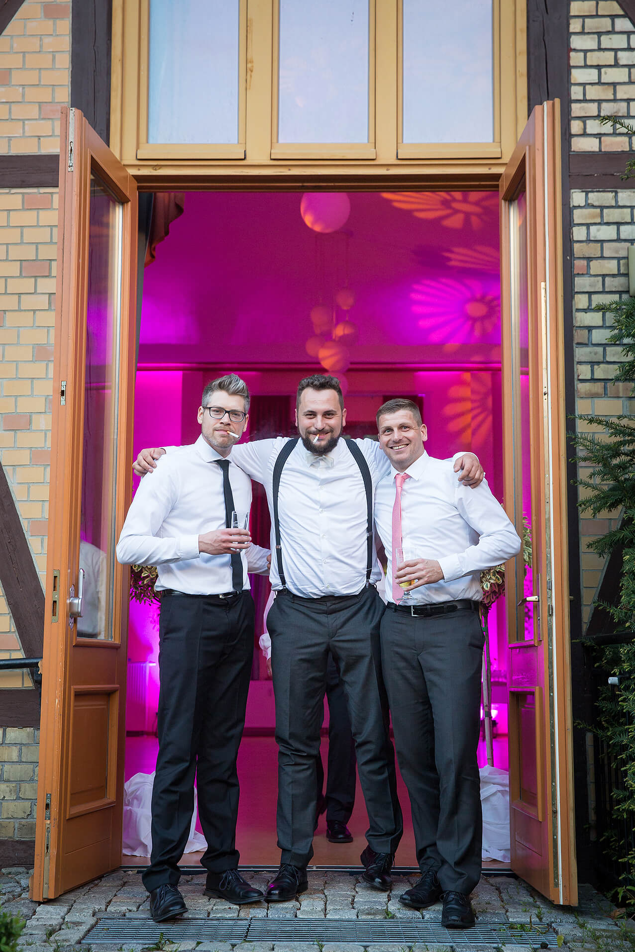 Männer unter sich bei der Hochzeitsfeier