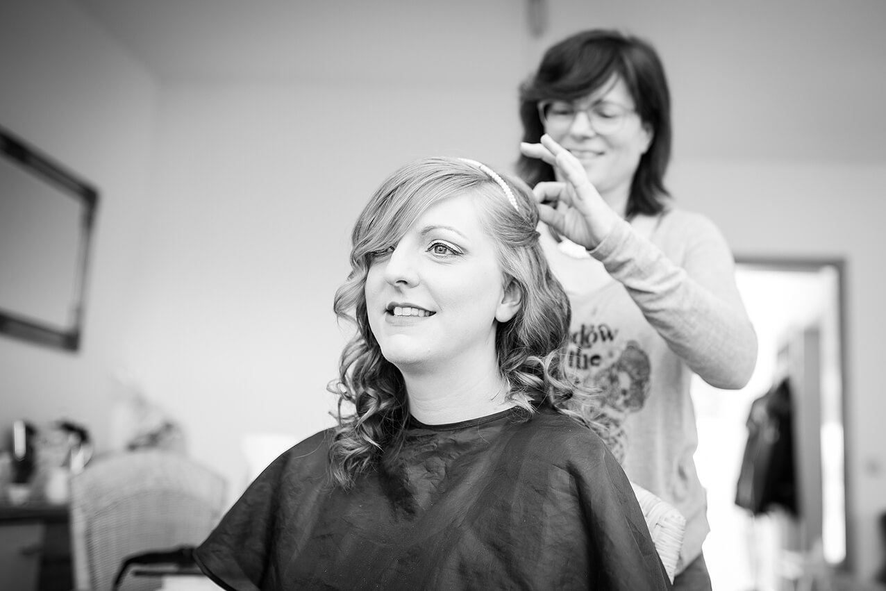 Am Morgen der Hochzeit wird die Braut frisiert