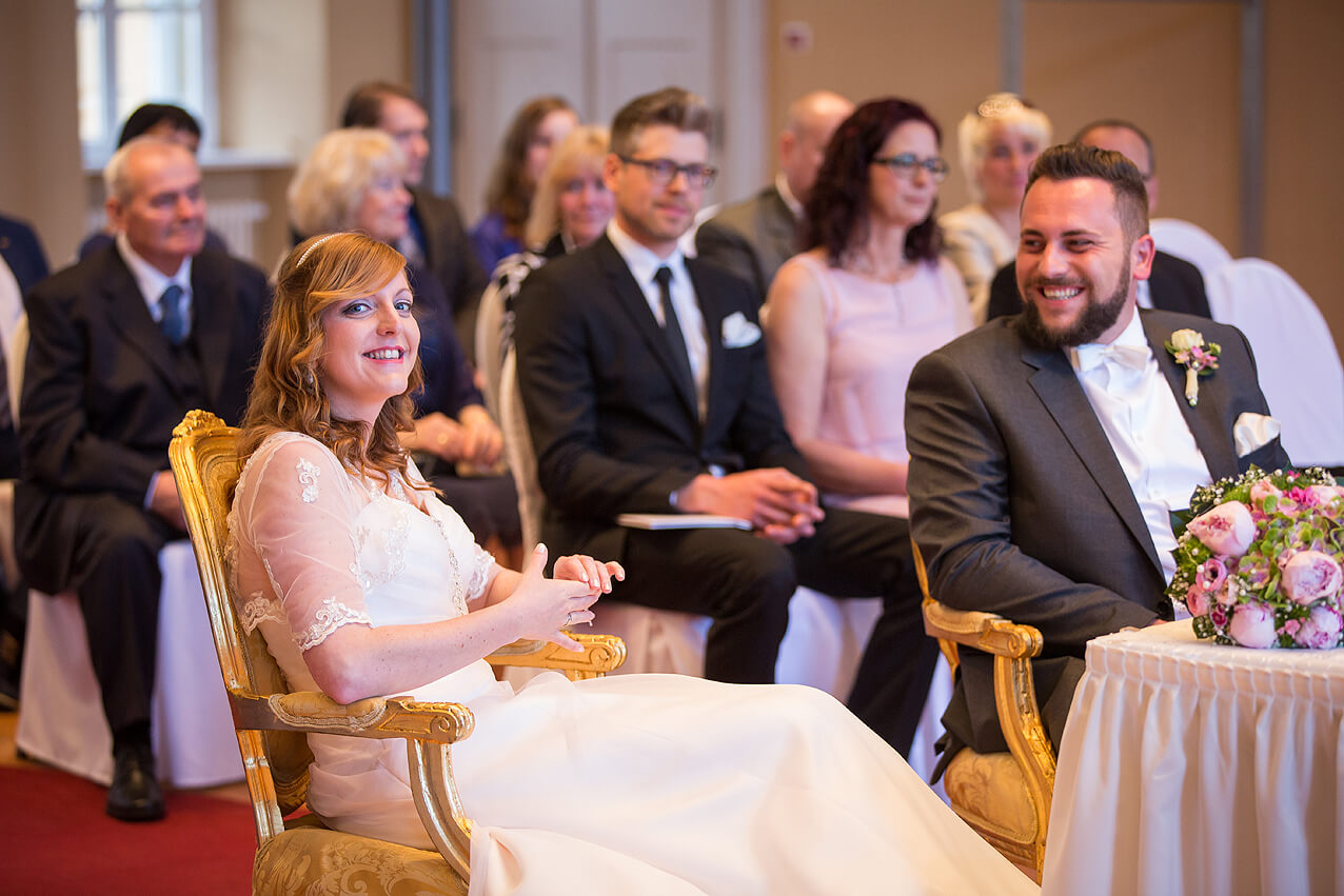 Braut und Bräutigam im Standesamt