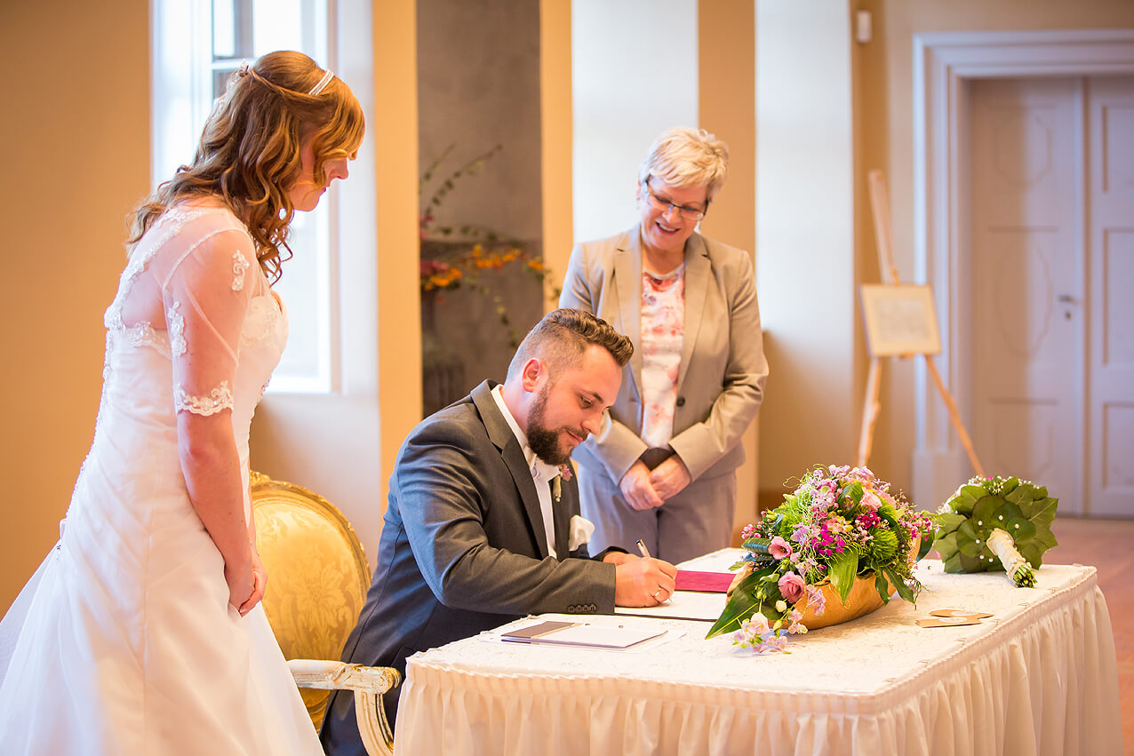 Die Unterschriftsleistung vor der Standesbeamtin