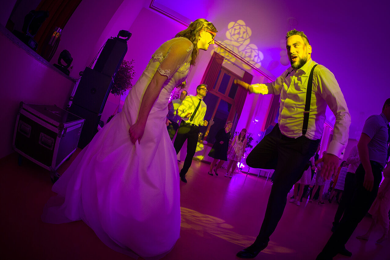 Ausgelassenes Tanzen des Brautpaares