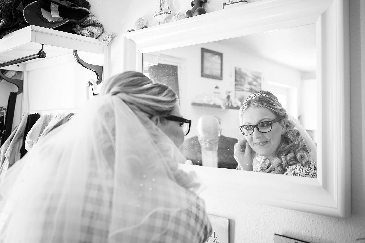 Braut im Spiegel bei der Hochzeitsreportage