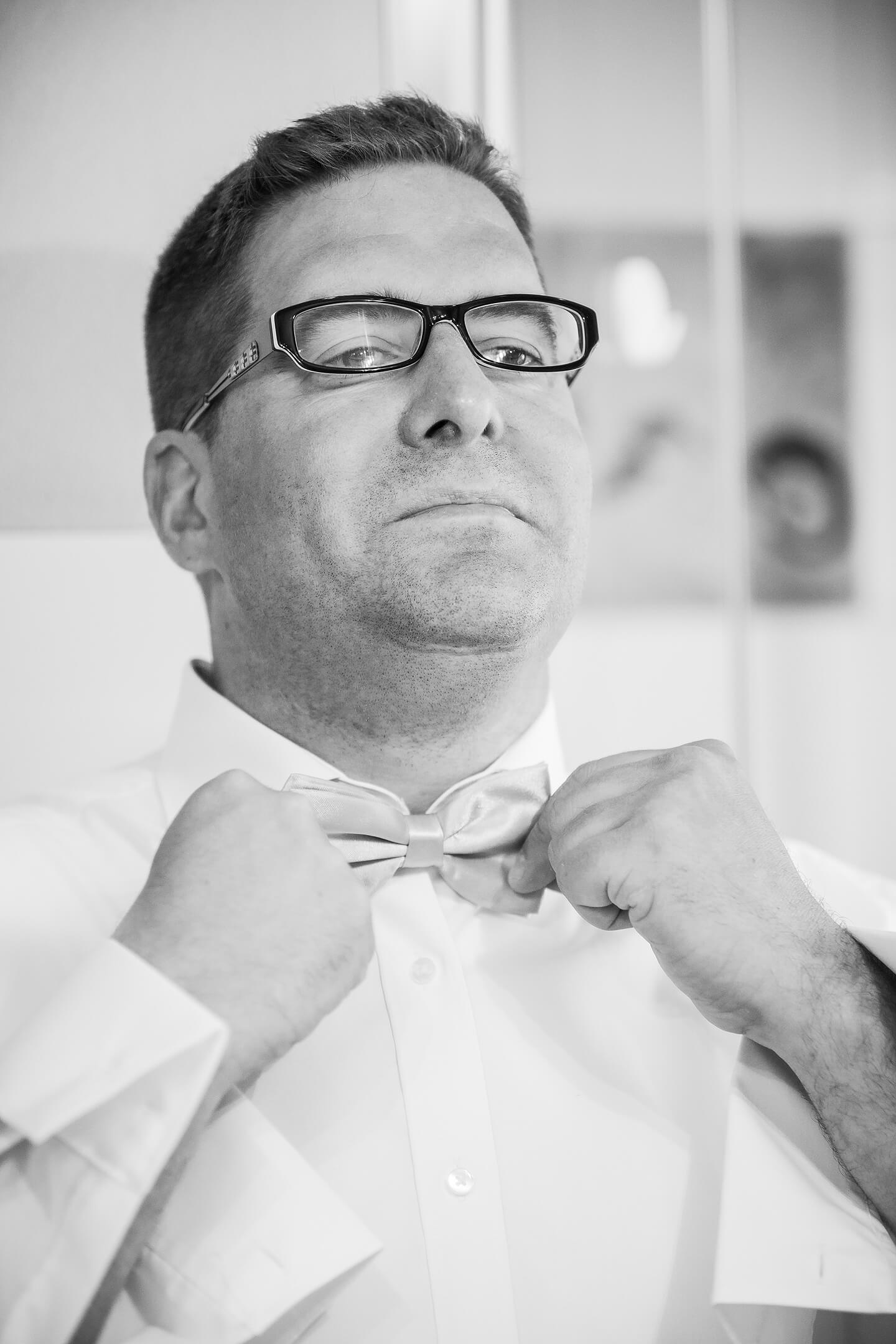 Bräutigam beim Anziehen während der Hochzeitsreportage