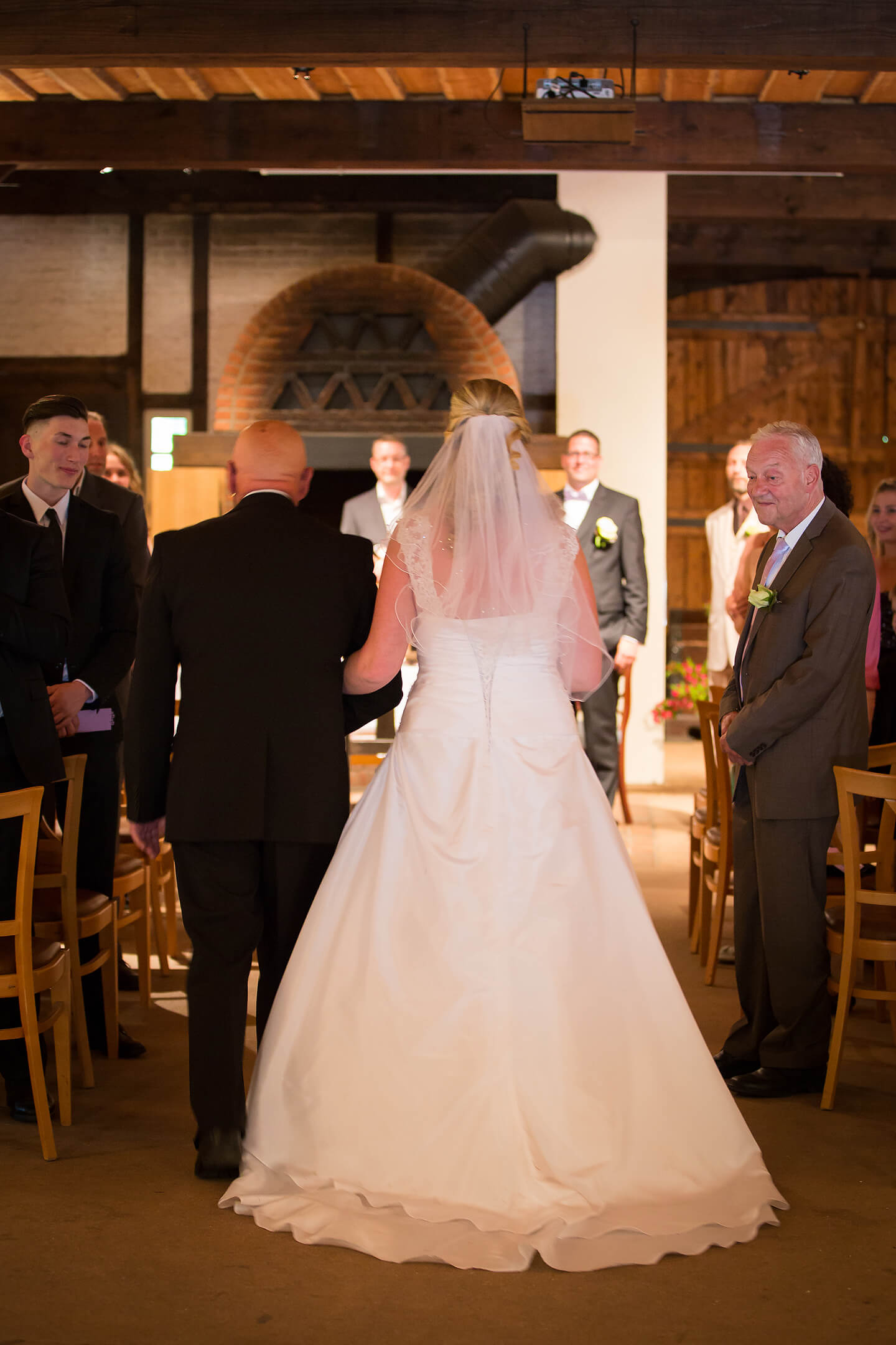 Brautvater begleitet die Braut zur standesamtlichen Hochzeit im Wagnerhof