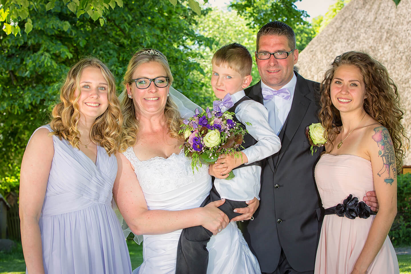 Brautpaar mit Kindern im Museumsdorf Volksdorf