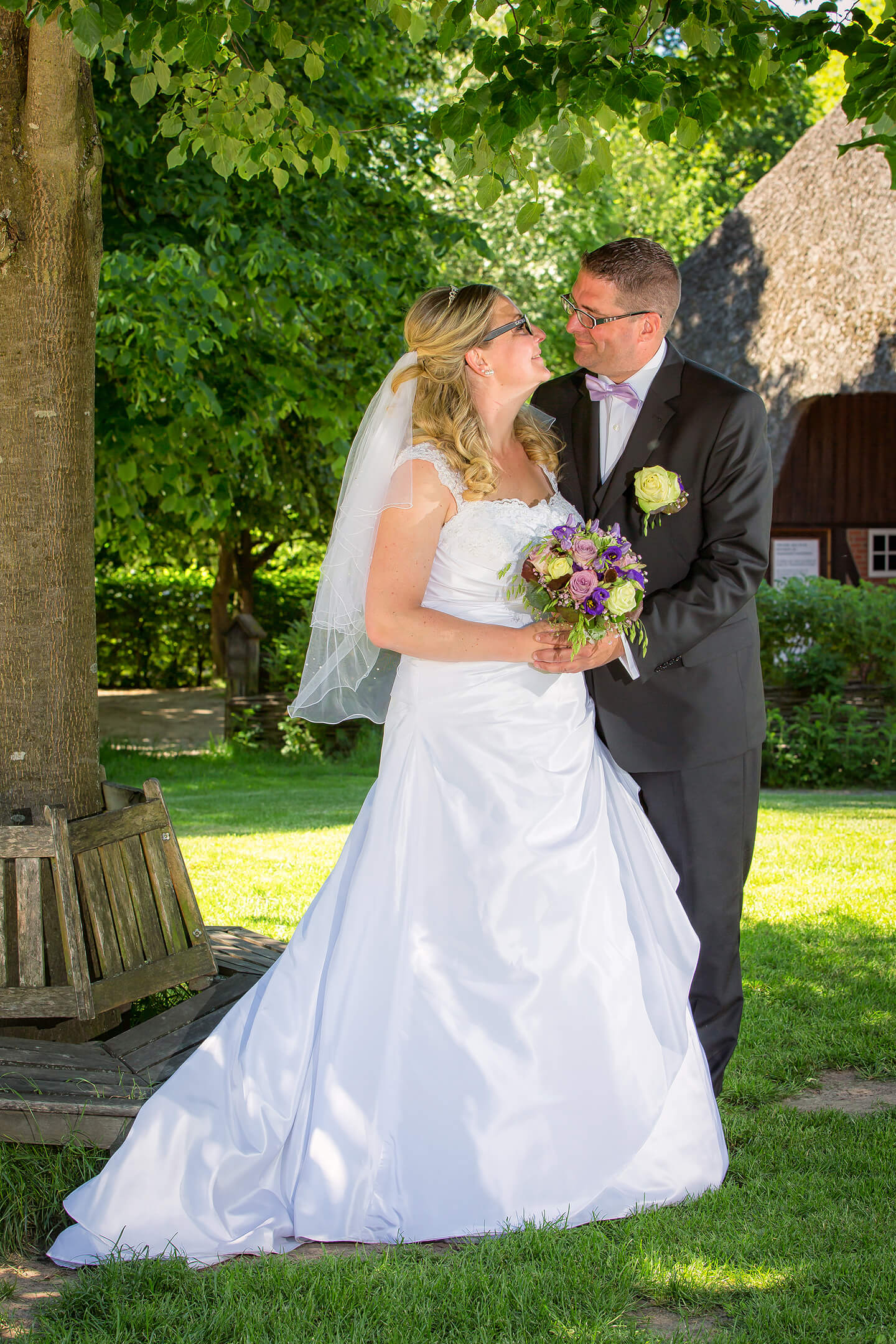 Hochzeitsfoto Brautpaar im Museumsdorf Volksdorf