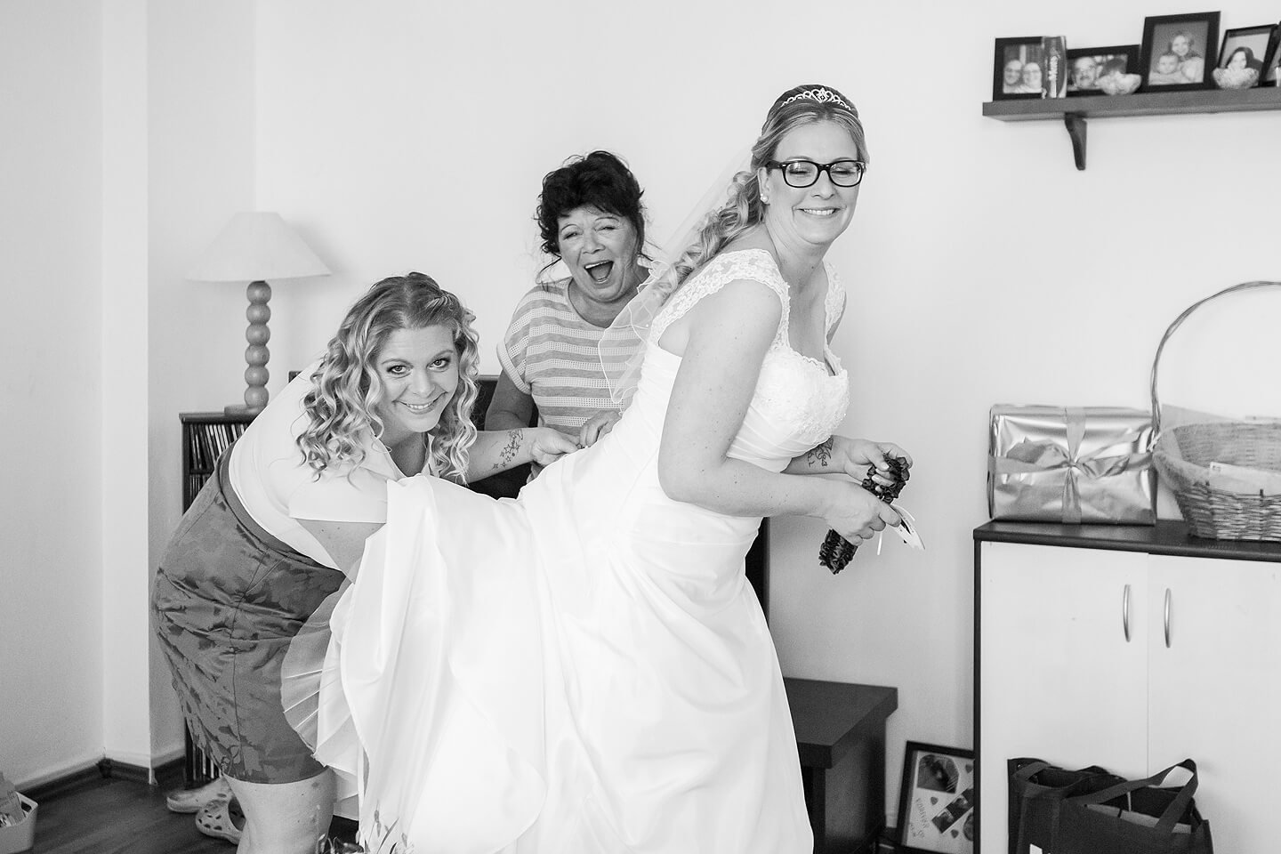 Letzte Vorbereitungen der Braut mit ihrem Brautkleid