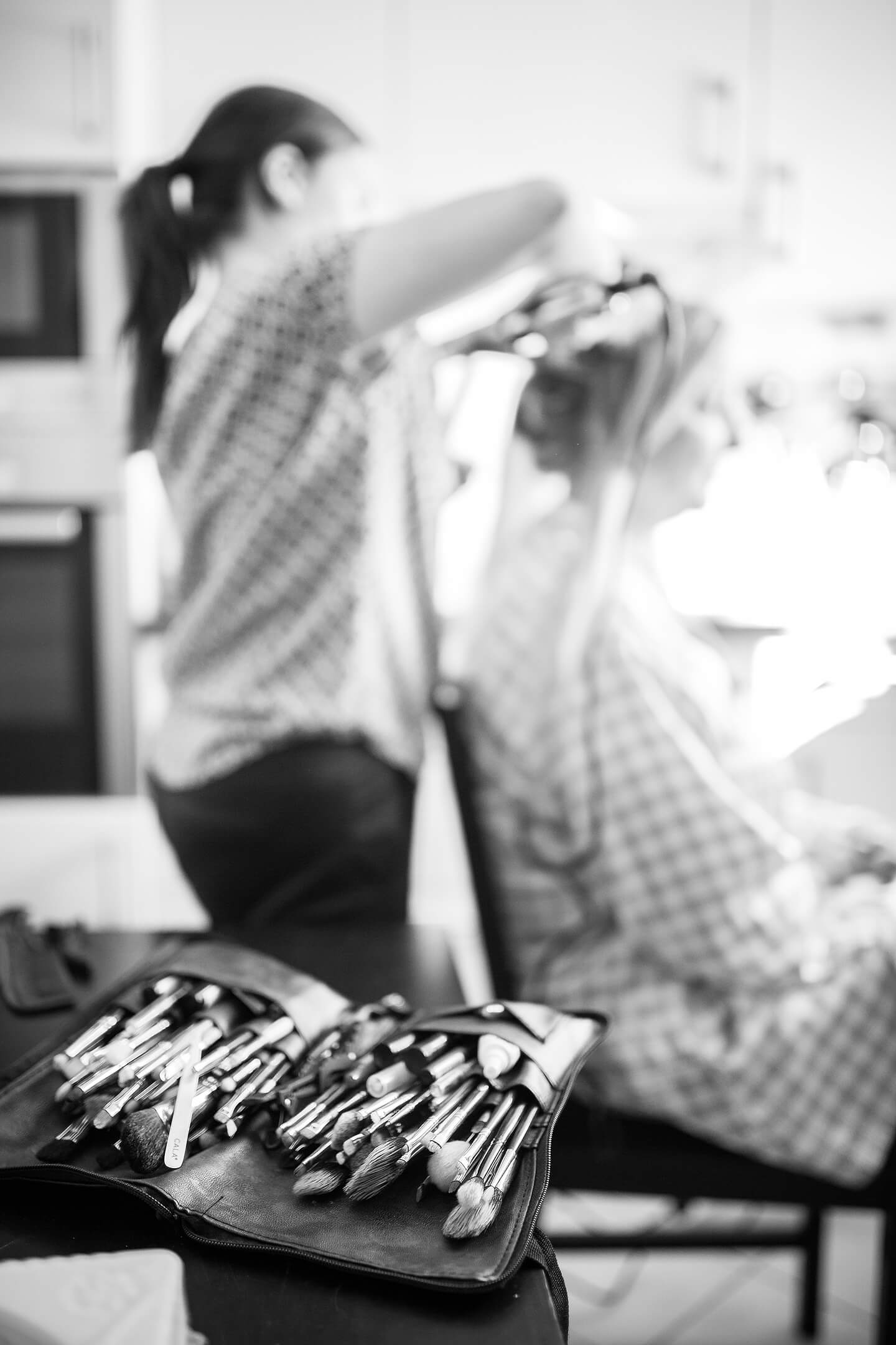 Braut und Frisörin morgens vor der Hochzeit