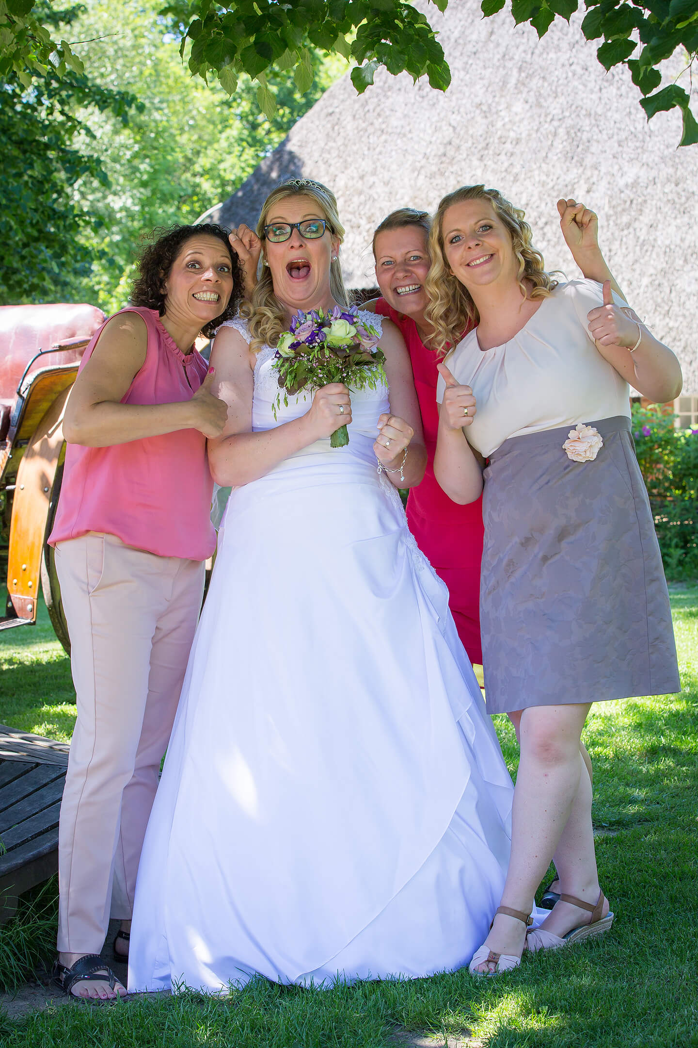 Braut und ihre Mädels nach der Hochzeit im Wagnerhof