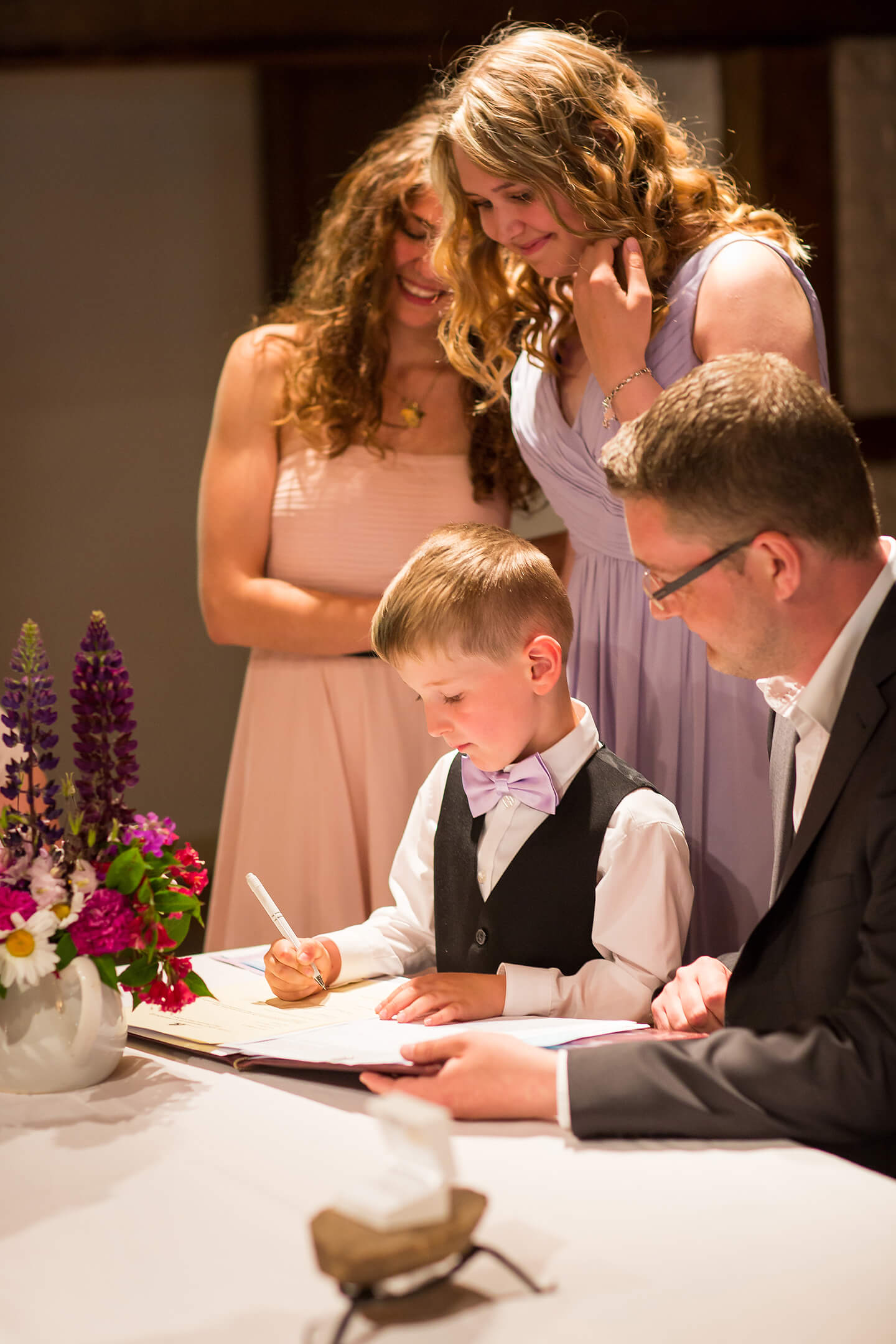 Unterschrift bei der standesamtlichen Trauung im Museumsdorf Volksdorf