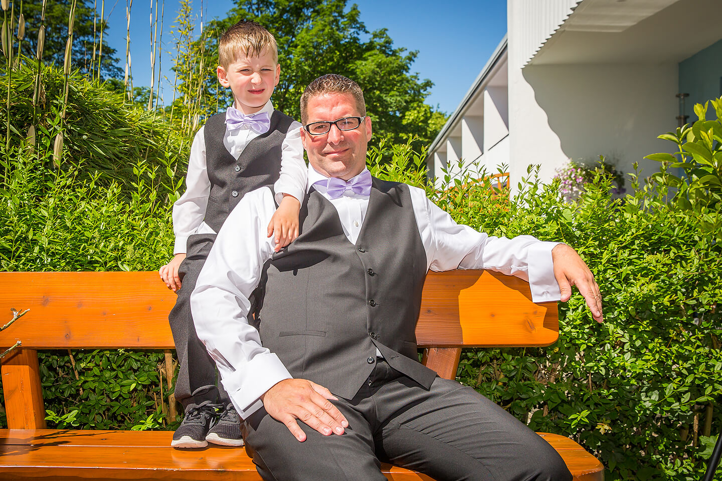 In Schale geschmissen: Der Bräutigam mit seinem Sohn