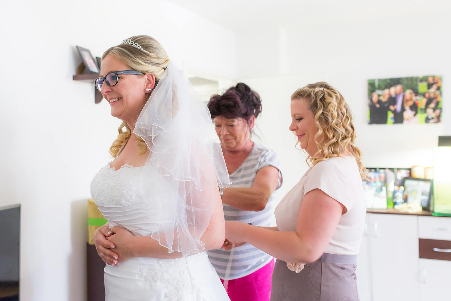 Brautvorbereitungen mit Trauzeugin und Mama