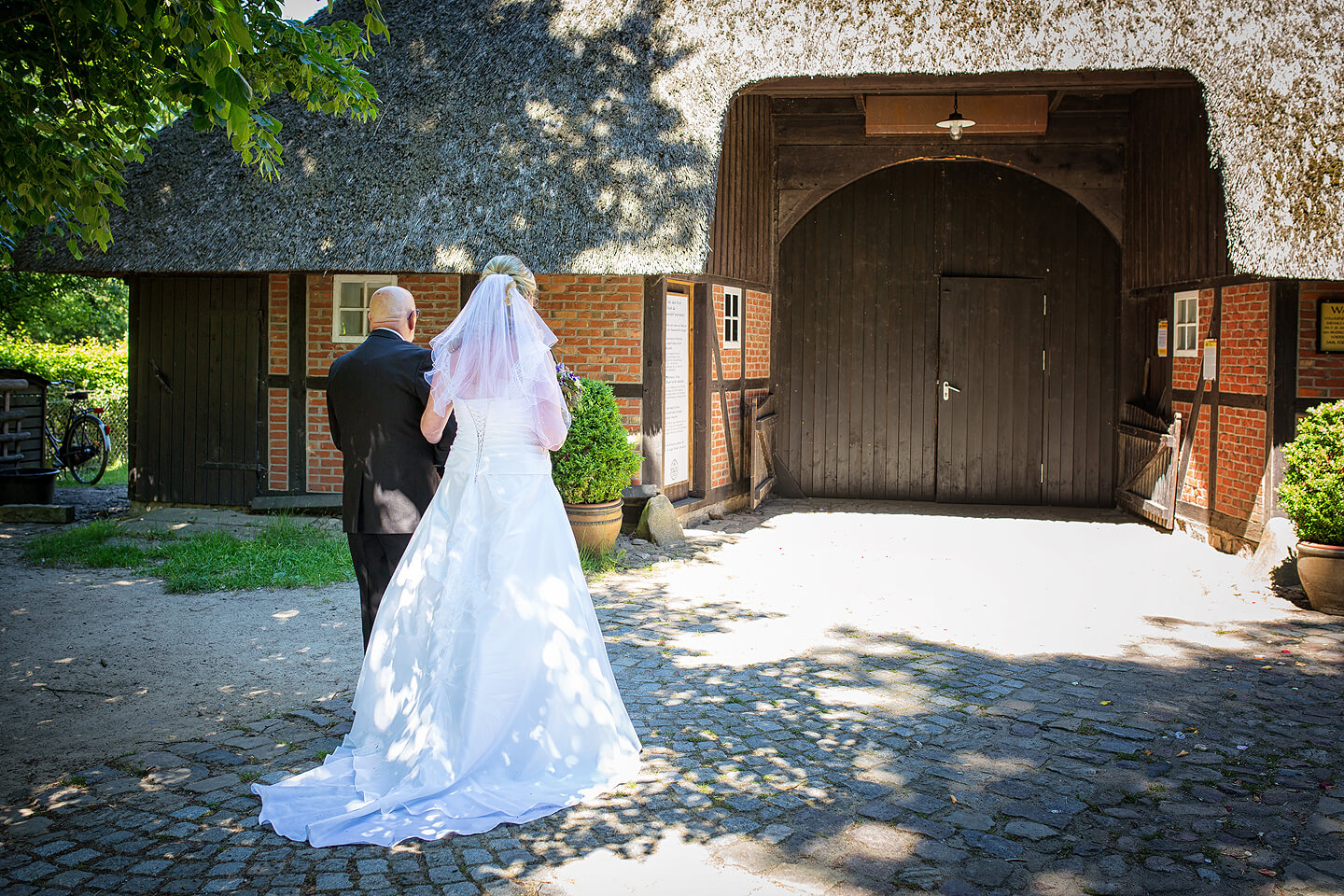 Braut und Brautvater vor dem Wagnerhof im Museumsdorf Volksdorf