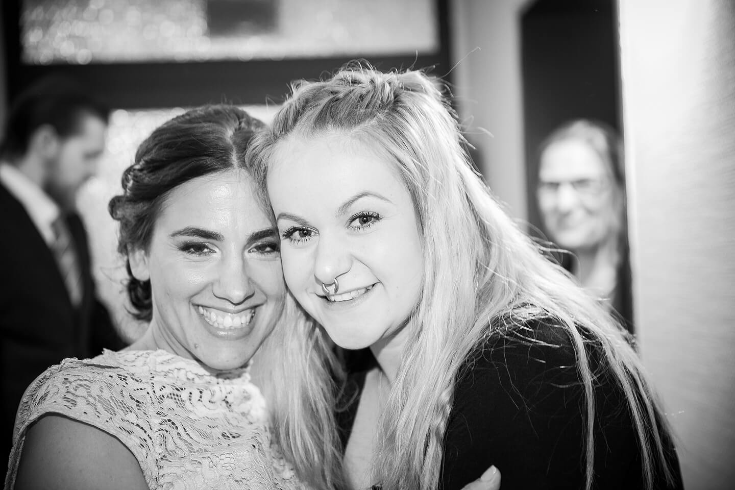 Braut mit Freundin bei den Vorbereitungen zur Hochzeit