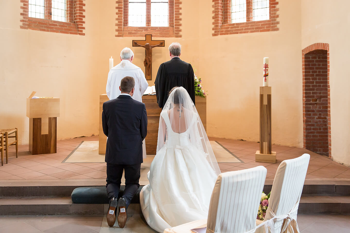 Brautpaar vor dem Altar der St Paulus Kirche in Buchholz