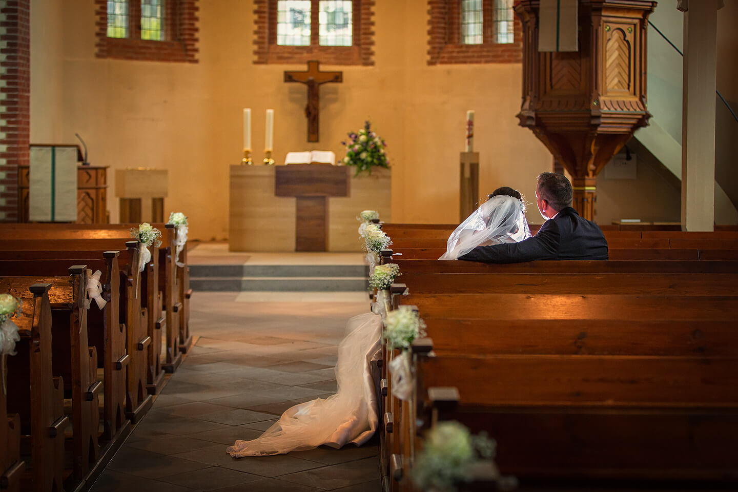 Hochzeitsreportage: Brautpaar in der St Paulus Kirche