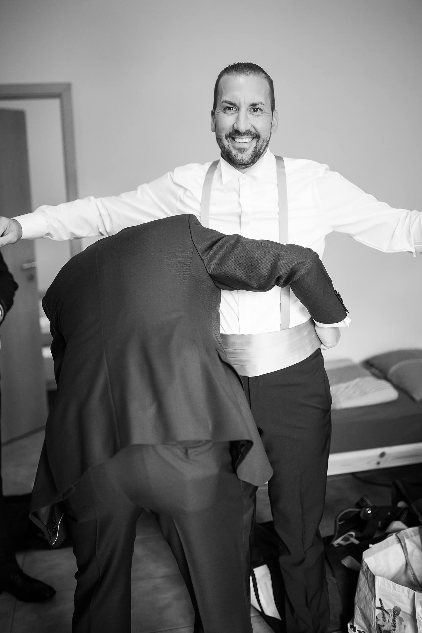 Bräutigam lässt sich bei der Ankleide helfen