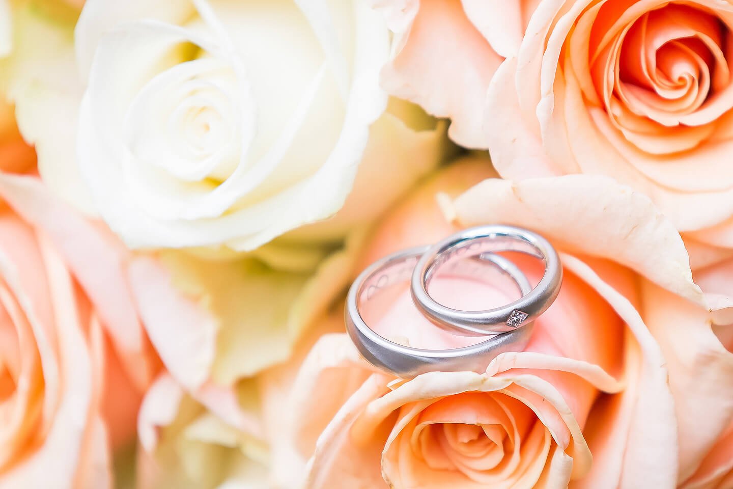 Eheringe auf dem Brautstrauss