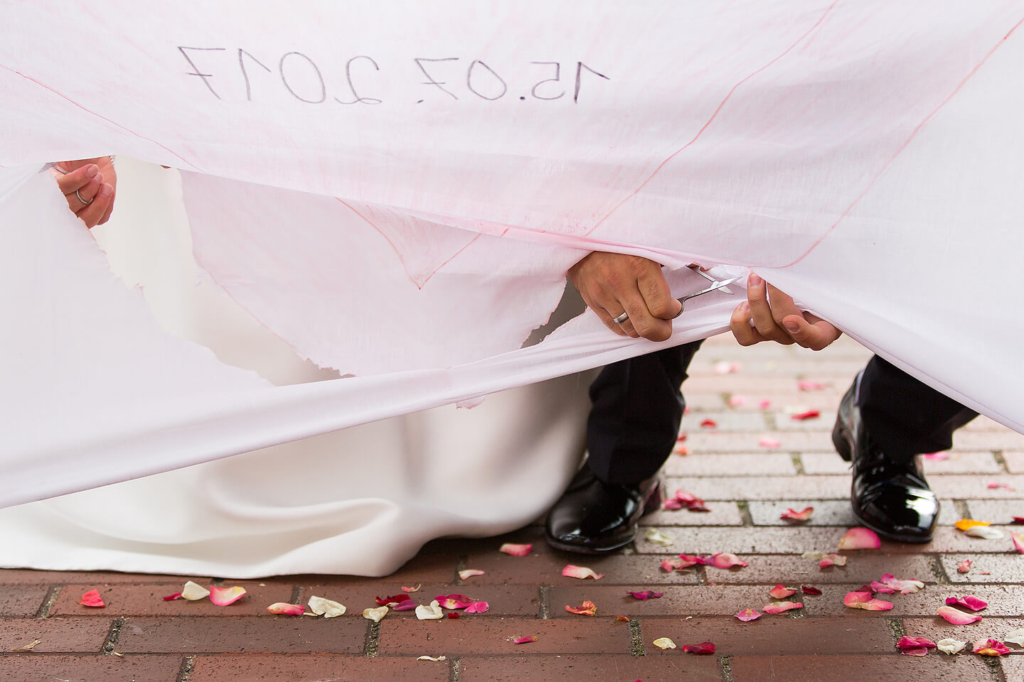 Vor der St Paulus Kirche: Brautpaar schneidet Herz aus