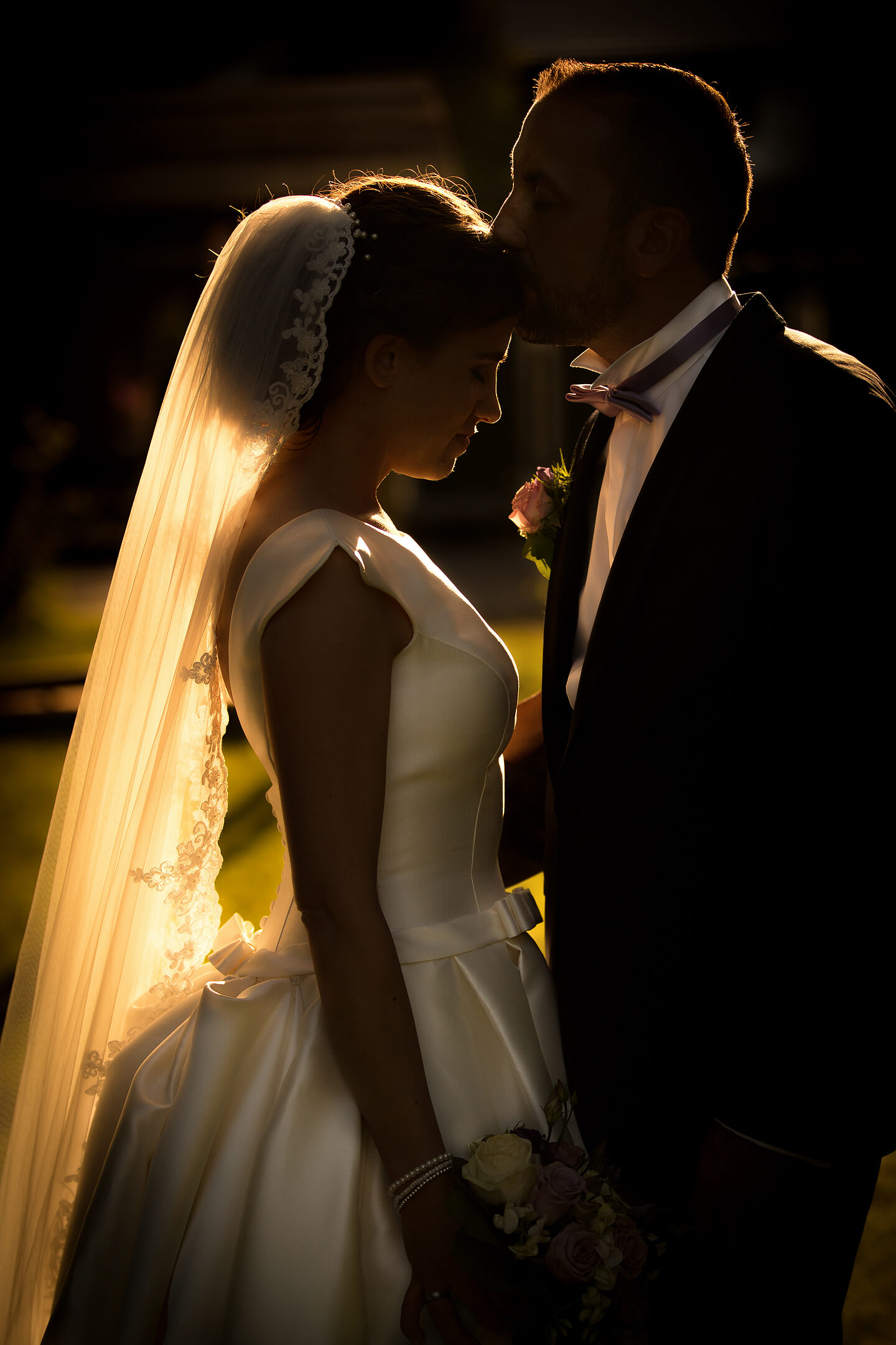 Hochzeitspaar im Gegenlicht der Abendsonne