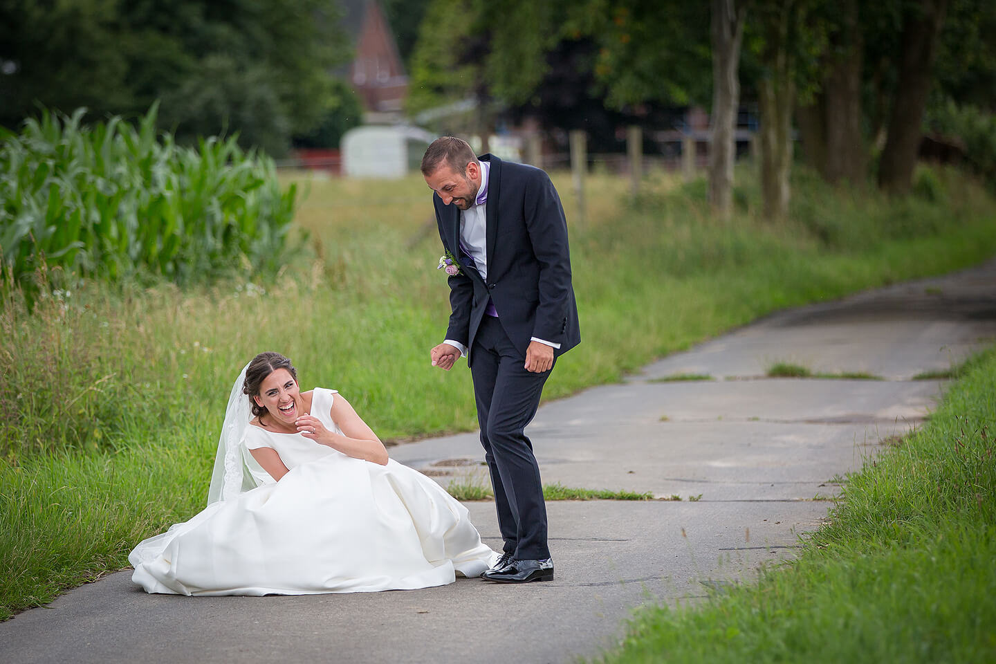 Hochzeitspaar beim Fotoshooting eine Sekunde nachdem das Brautkleid zerriss