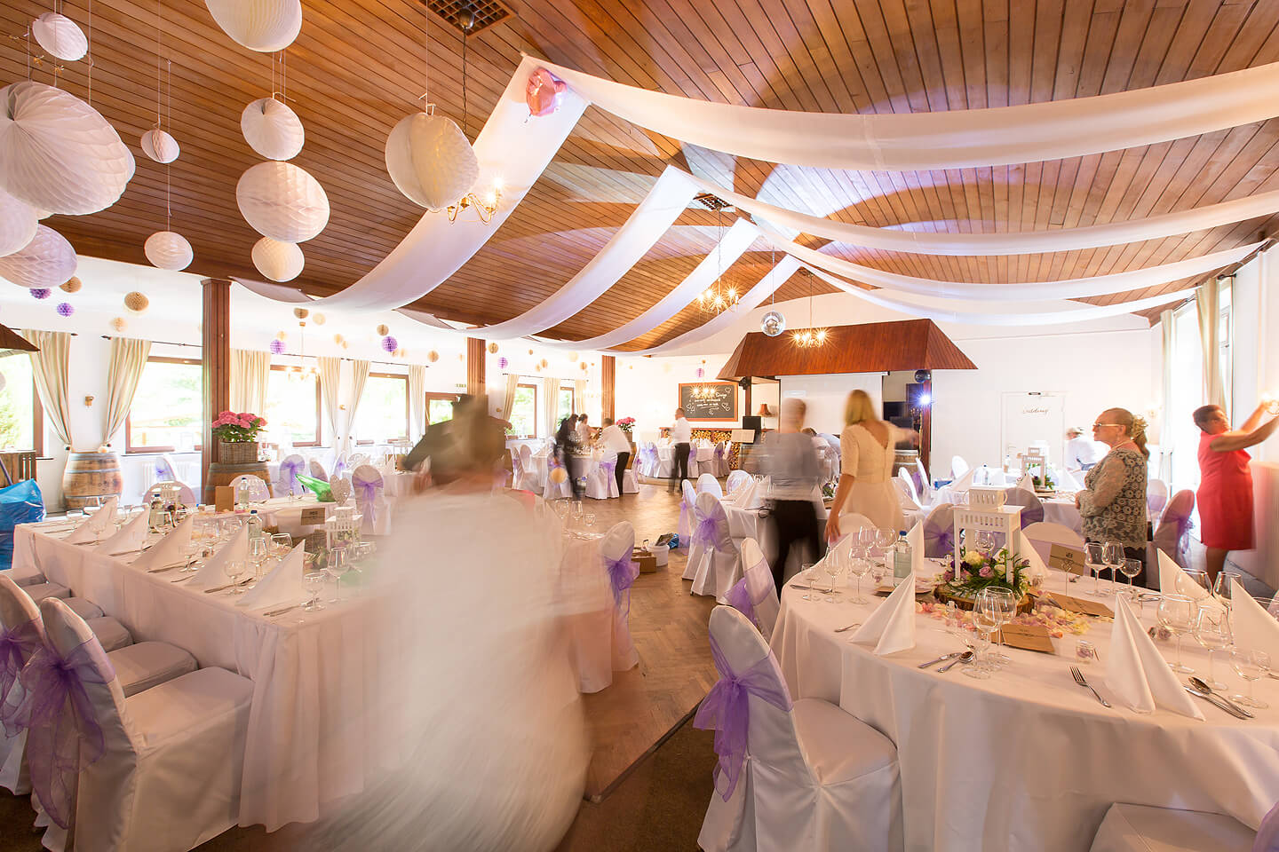 Die letzten Vorbereitungen zur Hochzeitsfeier im Westerhof