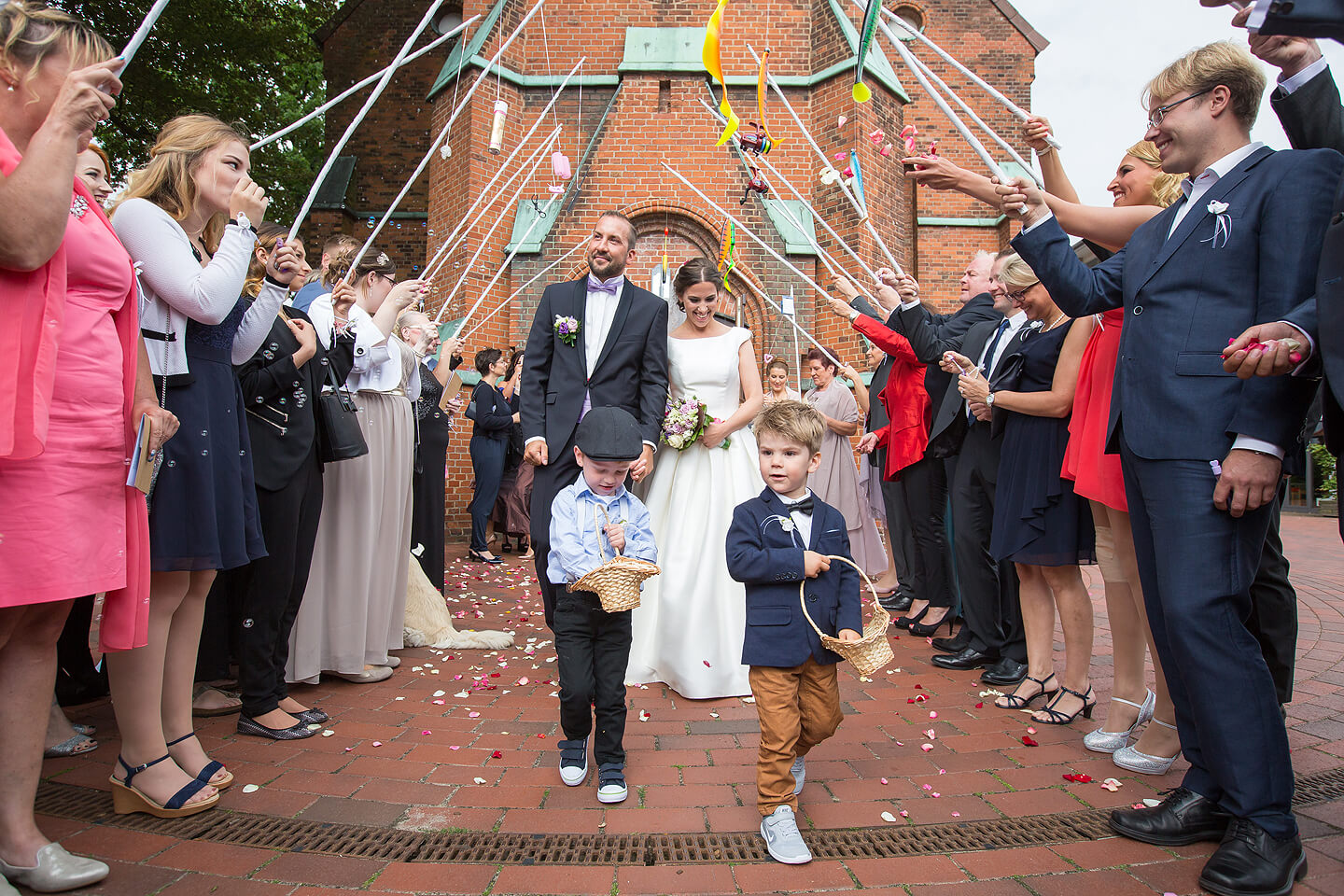 Hochzeitspaar nach der Trauung in der St Paulus Kirche in Buchholz