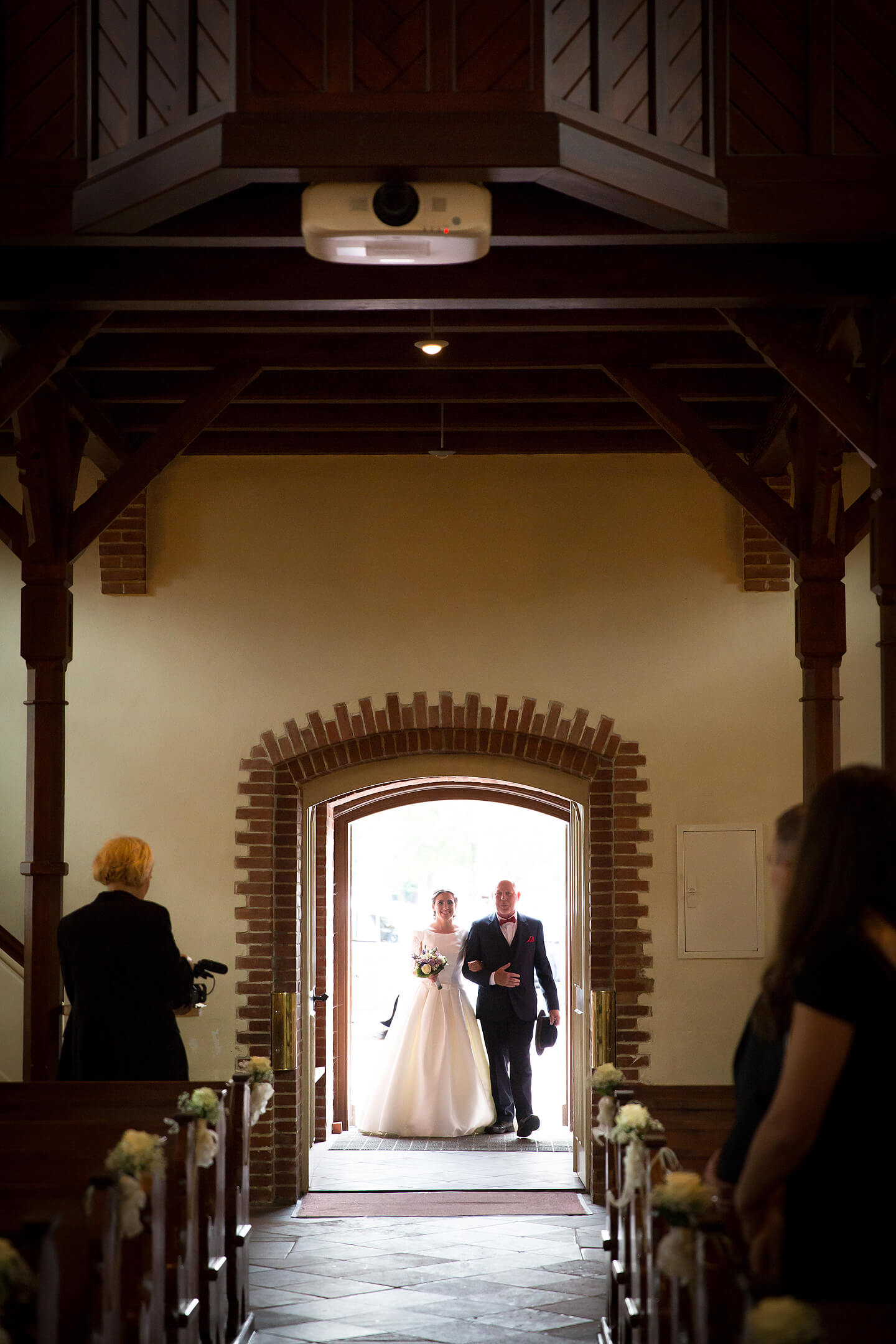 Brautvater führt die Braut zum Altar in der St Paulus Kirche