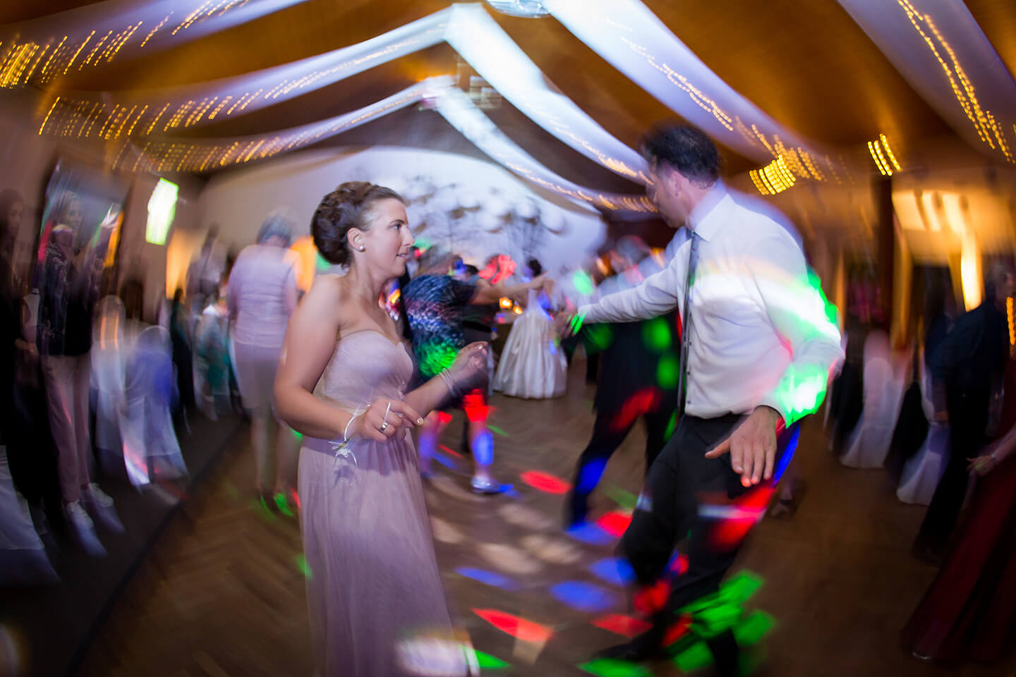 Foto mit bewusster Unschärfe von der Tanzfläche einer Hochzeitsparty