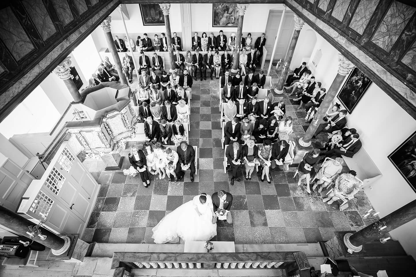 Als Hochzeitsfotograf immer auf Perspektivsuche. Hier der Blick von oben auf die Trauung in der Kirche