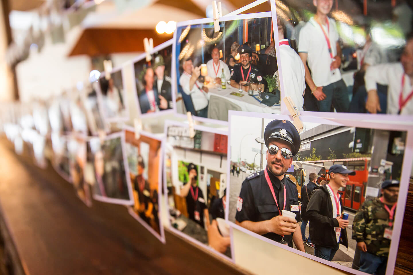 Aufgehängte Fotos vom Junggesellenabschied