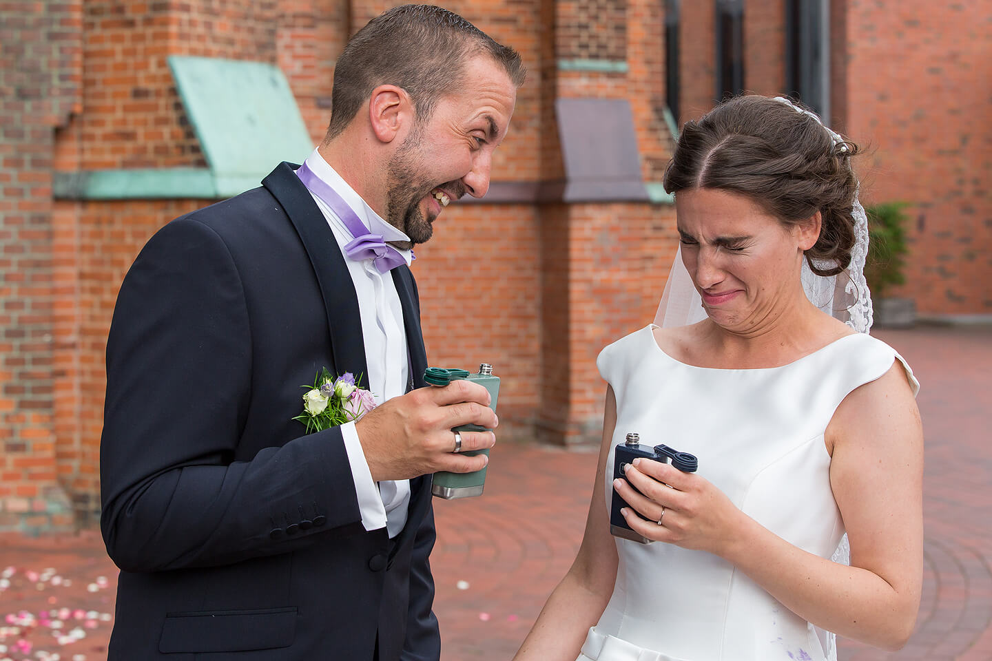 Brautpaar trinkt Schnaps nach der Trauung