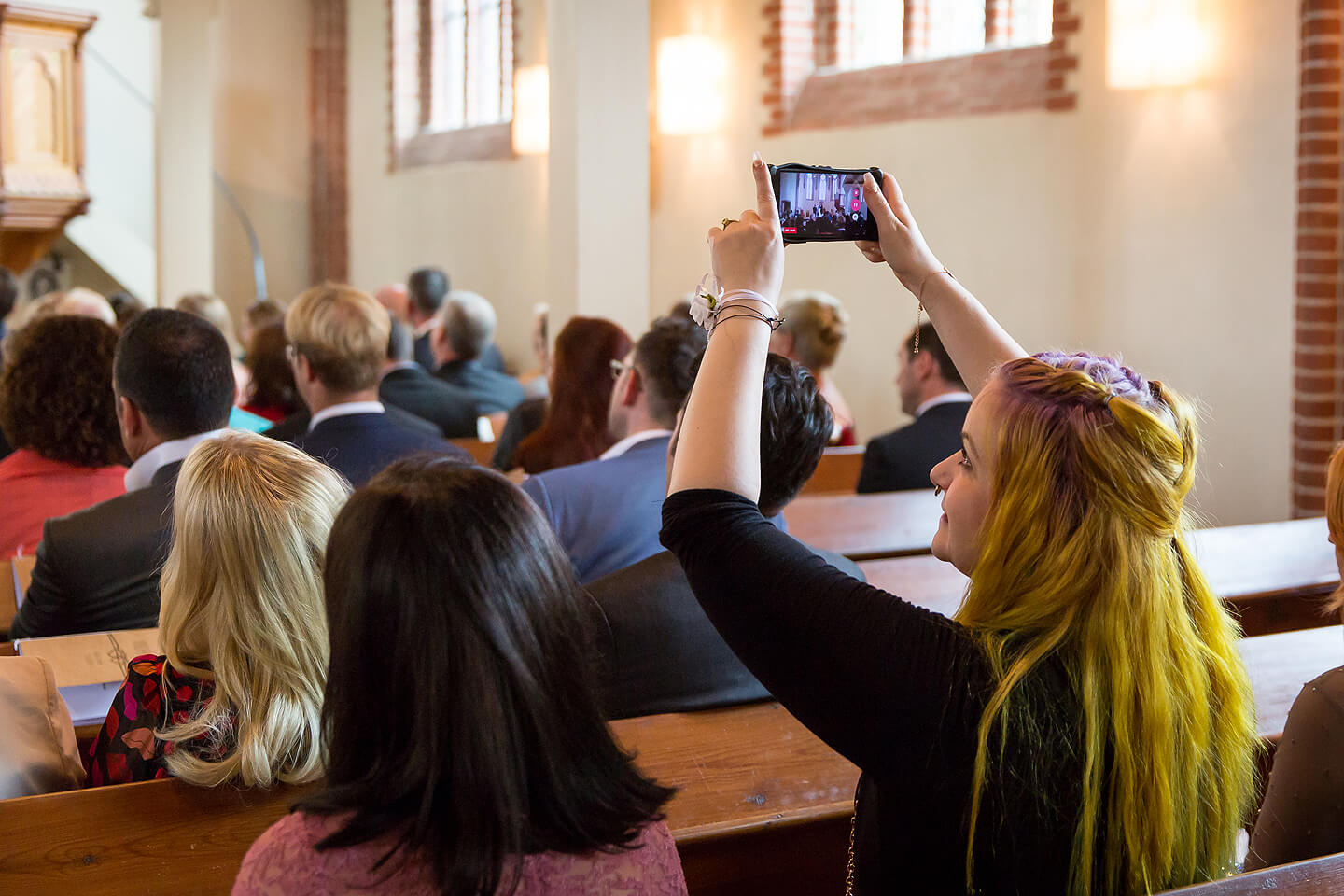 Während der Trauung wird ein Foto mit dem Smartphone gemacht