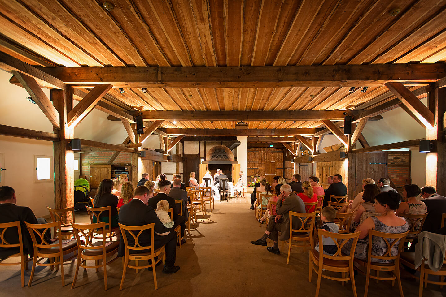 Schlechte Lichtverhältnisse wie hier bei einer standesamtlichen Trauung im Museumsdorf Volksdorf sind für einen Hochzeitsfotograf nicht schwer zu meistern
