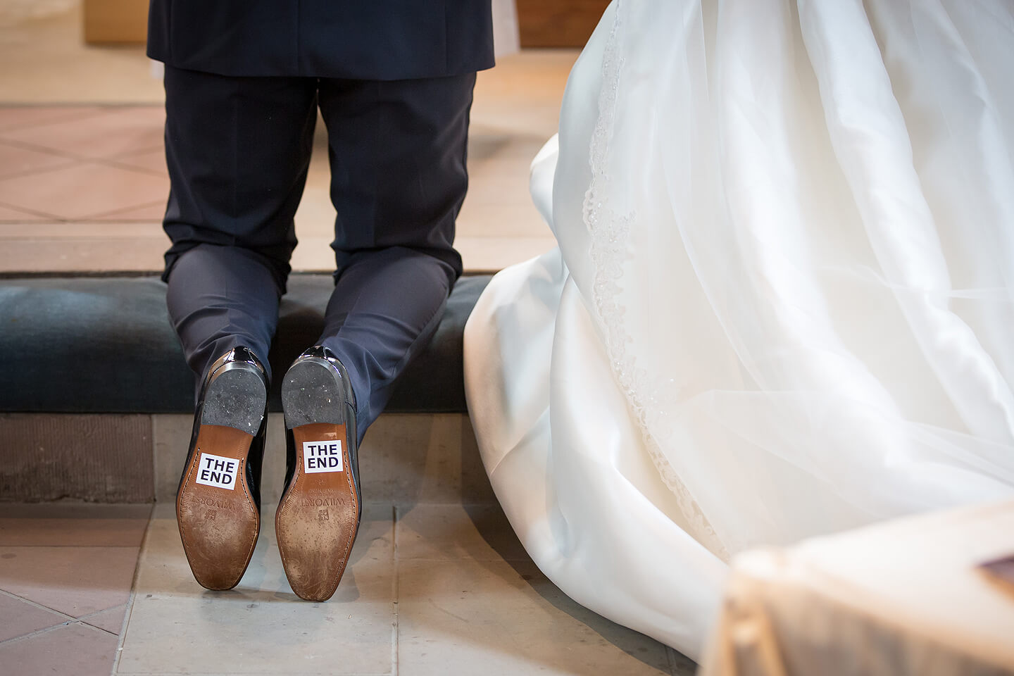 Aufkleber unter den Sohlen des Bräutigams mit der Aufschrift The end