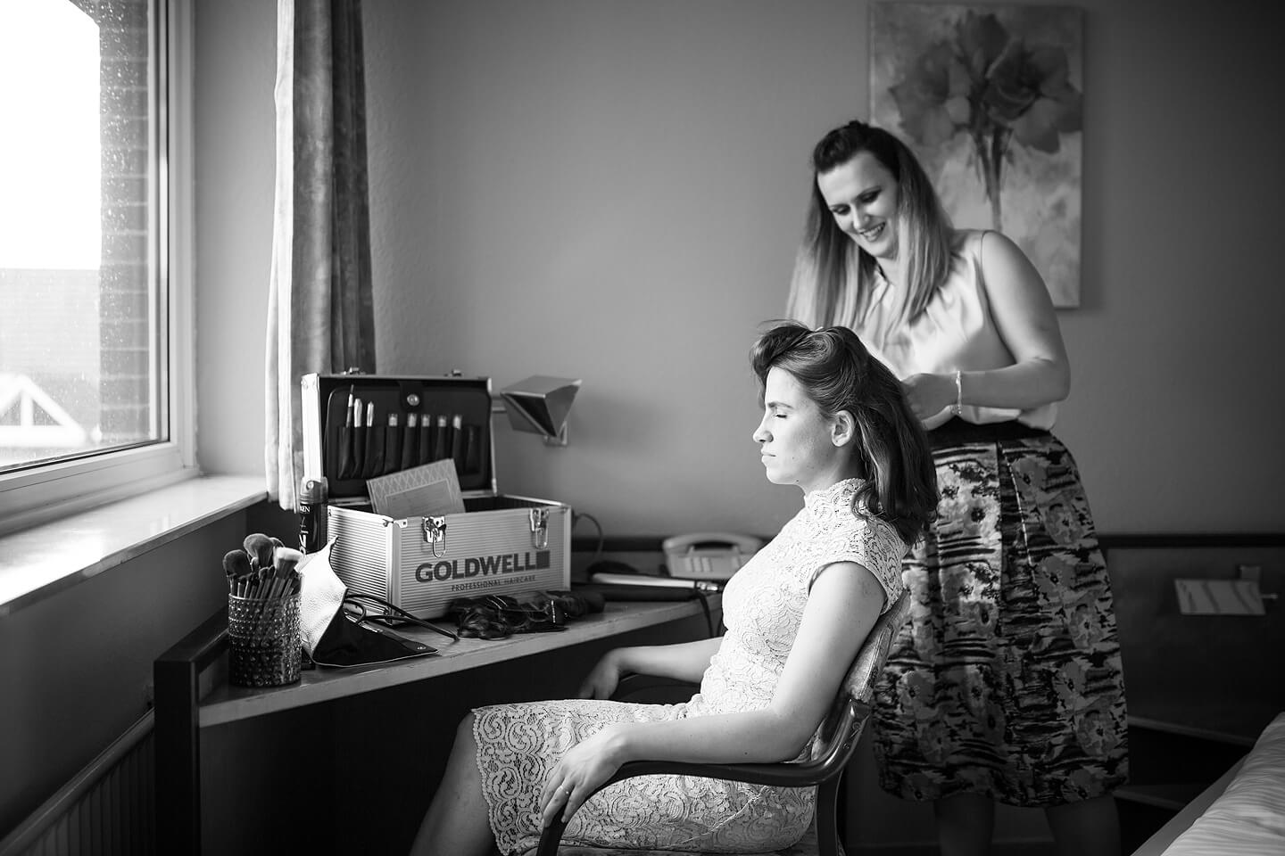 Braut lässt sich von Freundin stylen