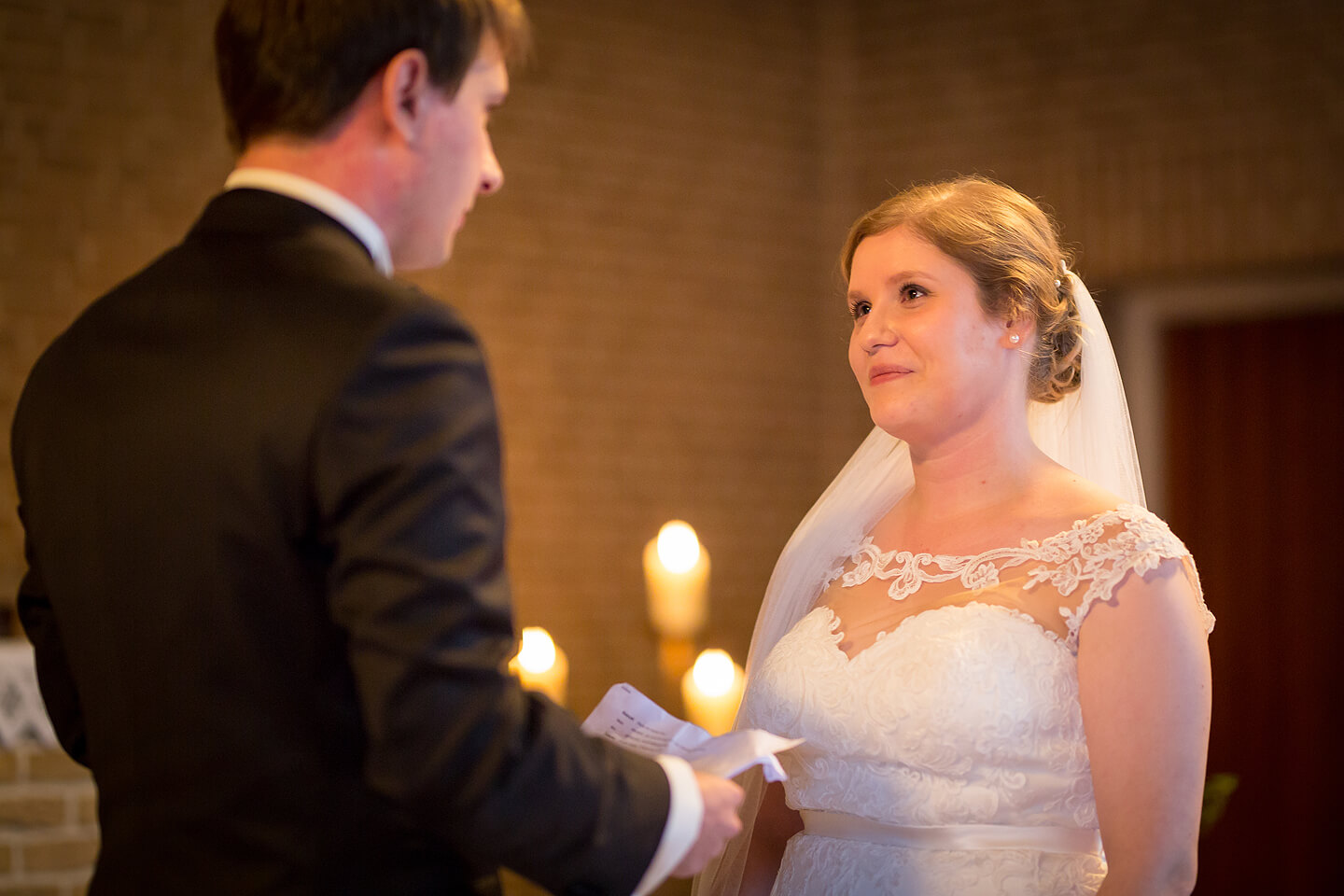Braut und Bräutigam vor dem Altar