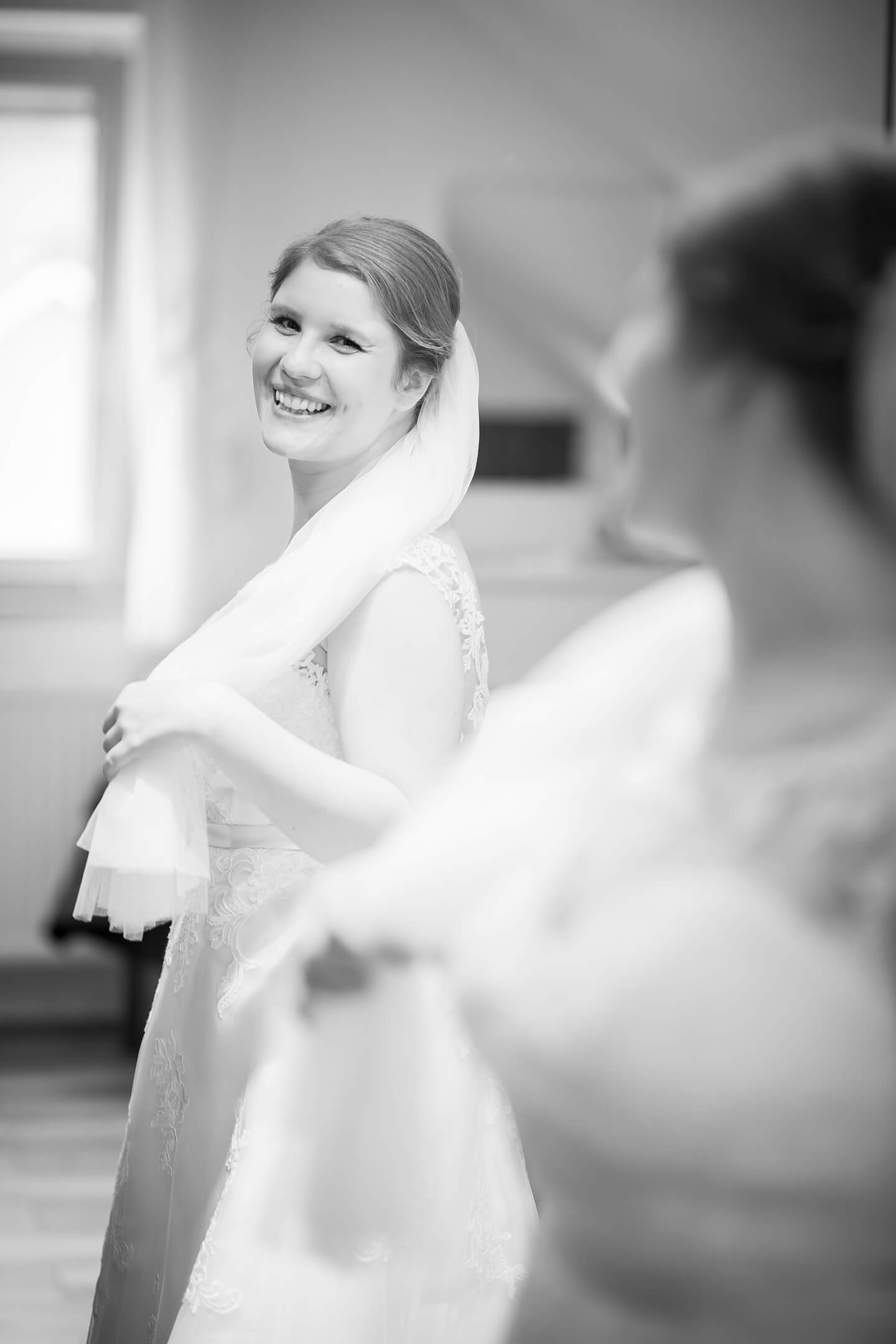 Hochzeitsreportage beim morgendlichen Styling der Braut