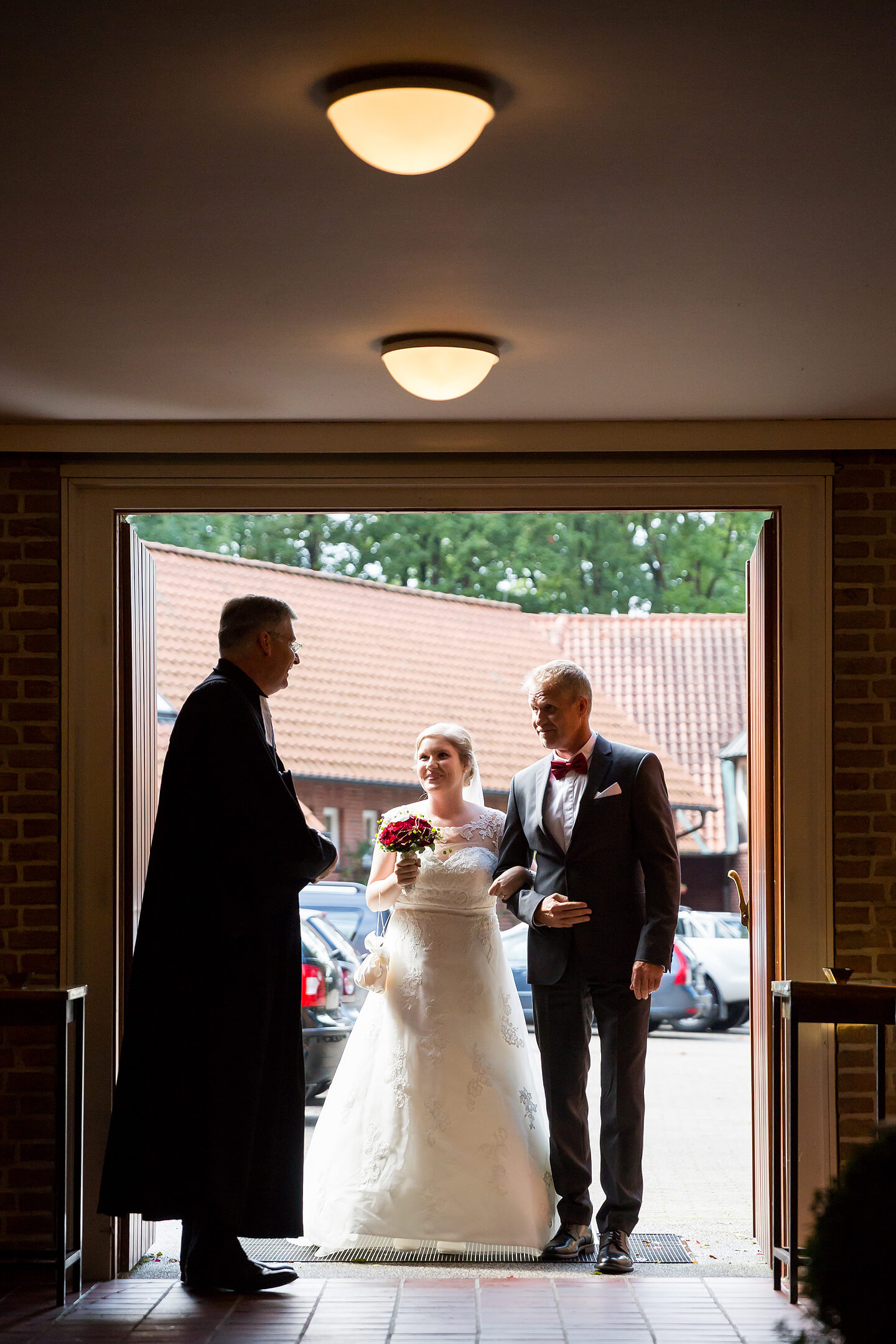 Eintreffen der Braut mit Brautvater an der Kirche