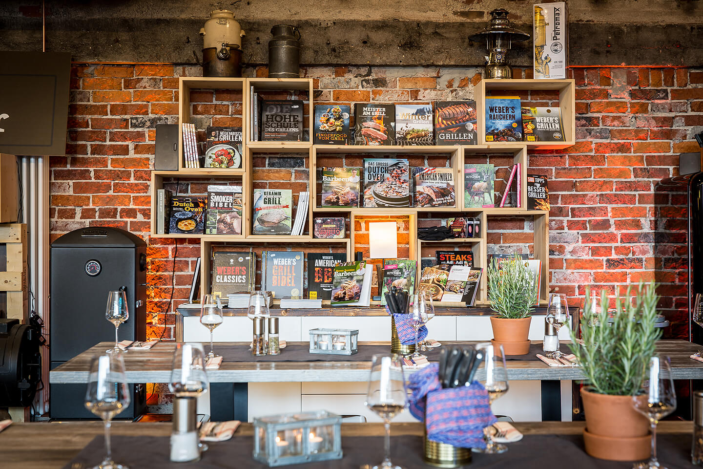 Die Bücherwand im Grill-Kontor Hamburg