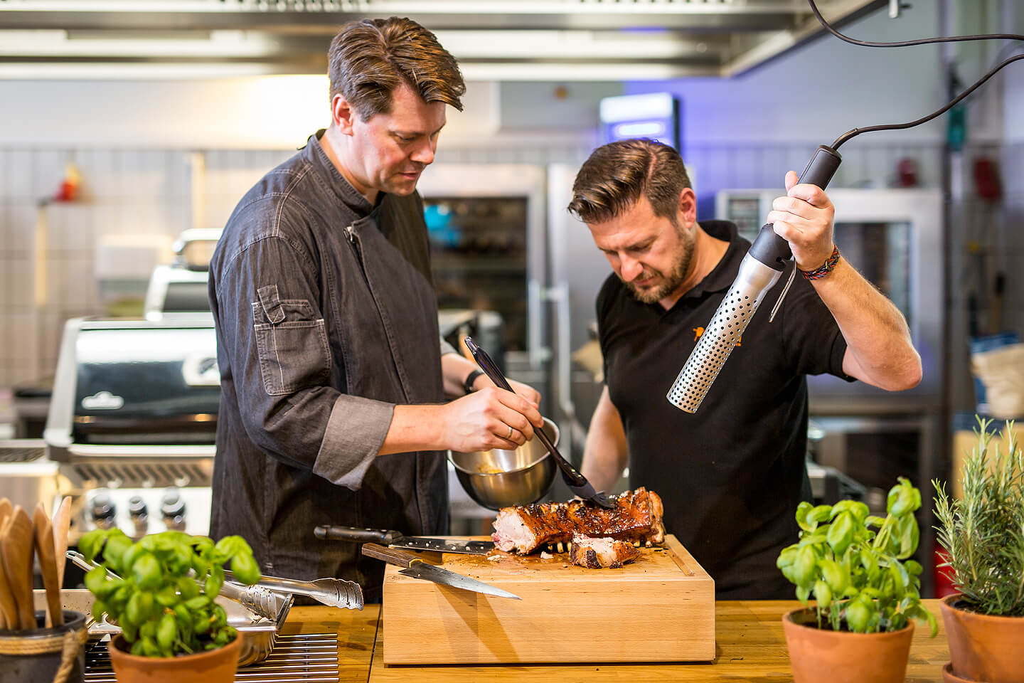 Gehört zum Firmenportrait dazu: zwei Grillmeister in Aktion